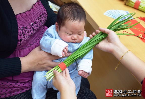 剃胎毛、滿月剃頭、嬰兒剃頭、嬰兒理髮、嬰兒剃髮、嬰兒剃胎毛、嬰兒滿月剃頭、寶寶剃頭、剃胎毛儀式、剃胎毛吉祥話、滿月剃頭儀式、滿月剃頭吉祥話、寶寶剃胎毛、寶寶滿月剃頭理髮、 新竹香山區剃胎毛、新竹香山區滿月剃頭、新竹香山區嬰兒剃頭剃胎毛、新竹香山區嬰兒理髮、新竹香山區嬰兒剃髮、林寶寶(新竹香山區嬰兒寶寶滿月剃頭理髮、免費嬰兒剃胎毛儀式吉祥話)。中國風會場，爸媽寶貝免費穿「日中韓」古裝禮服。專業拍照、DVD光碟、證書。★購買「臍帶章、肚臍章、胎毛筆刷印章」贈送：剃頭、收涎、抓周，三選一。2015.12.24 照片8